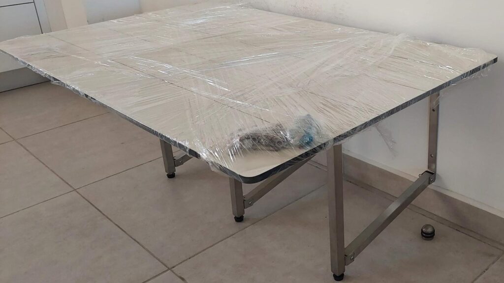 ספסל הלבשה מתקפל נגיש או מיטת הלבשה מתקפלת למקלחות או תא משולב נגיש במצב פתוח