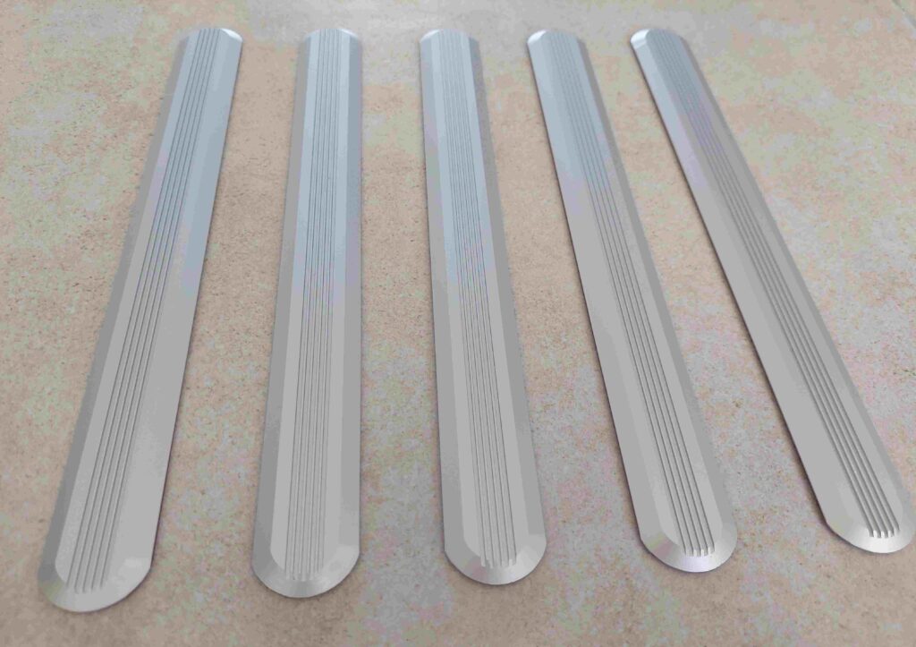 פס מוביל אלומיניום להדבקה עם קצה מעוגל עבור הנגשה