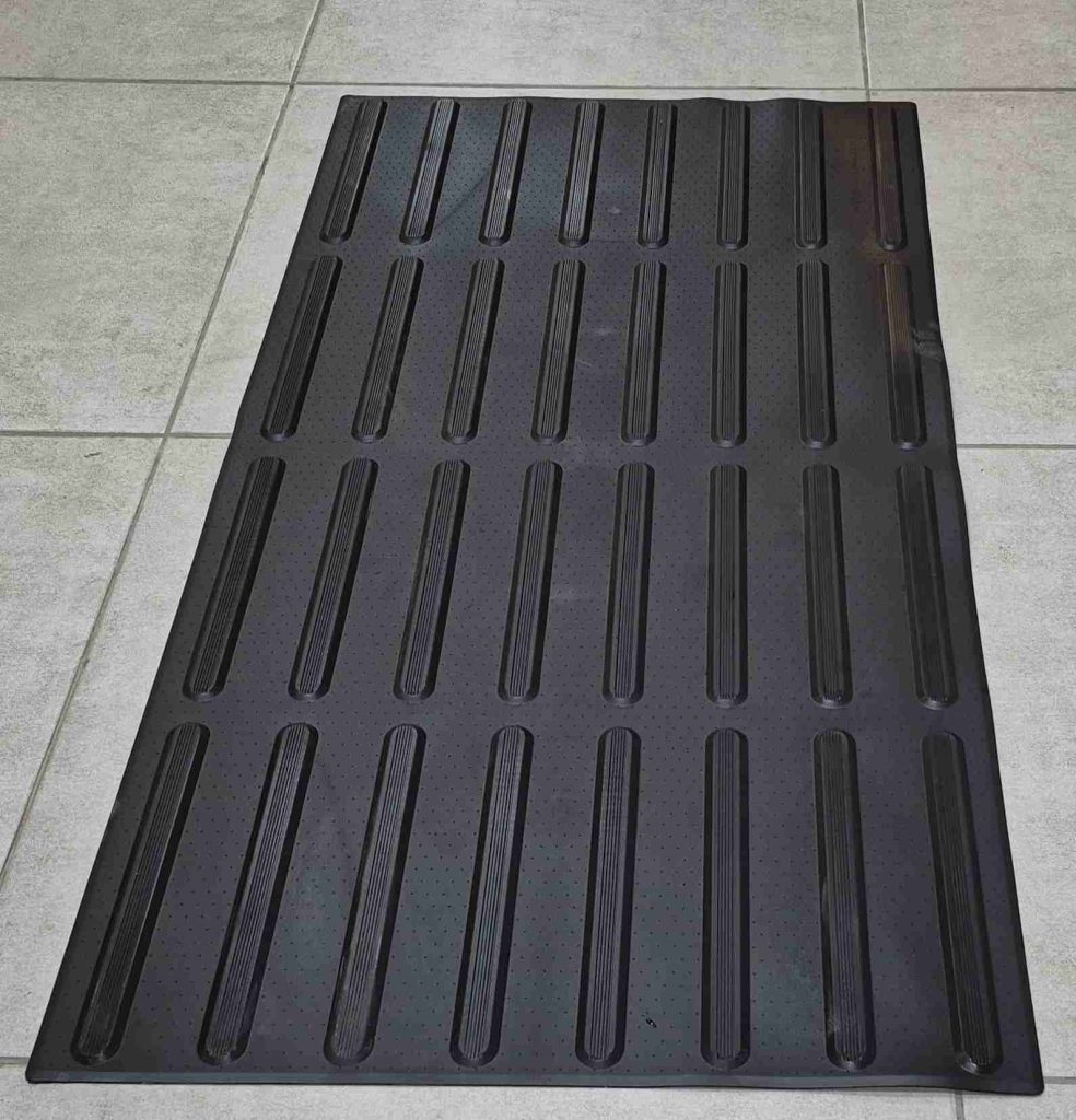 משטח פס מוביל מוכן להדבקה, בגודל 120x60 ס"מ, להתקנה כפס מוביל או סימן מאתר.